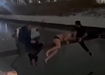 Hrabri muškarci spasili majku i dijete iz potopljenog taksija VIDEO