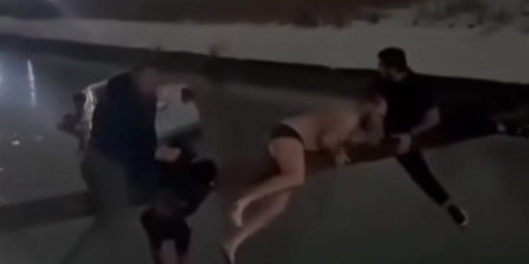 Hrabri muškarci spasili majku i dijete iz potopljenog taksija VIDEO