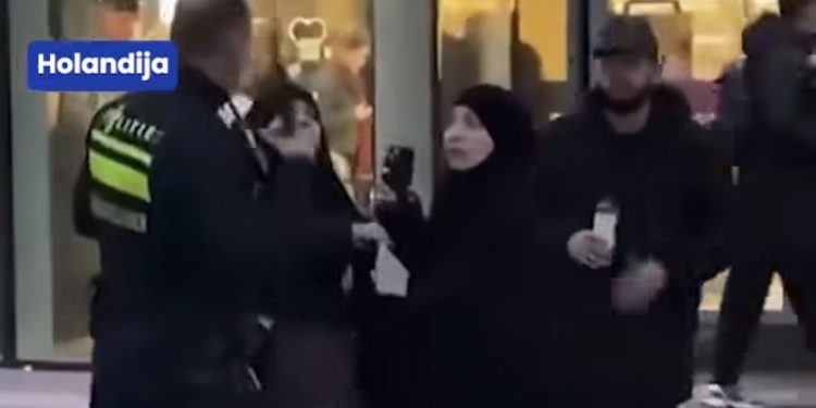 Video snimak iz Holandije: policajac nasrnuo na dvije muslimanke, nogama i pendrekom udarao VIDEO