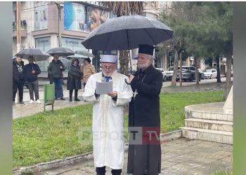 Albanija: Pravoslavni svjestenik držao kišobran iznad muftije dok je držao govor