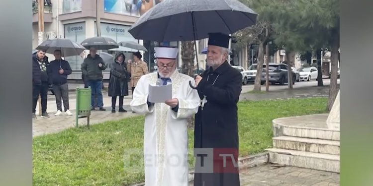 Albanija: Pravoslavni svjestenik držao kišobran iznad muftije dok je držao govor