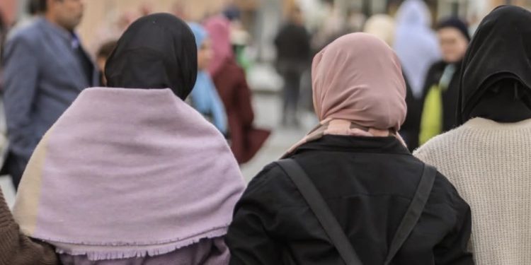 Zabrana hidžaba na Kosovu izazvala žestoke polemike, Islamka zajednica osuđuje odluku