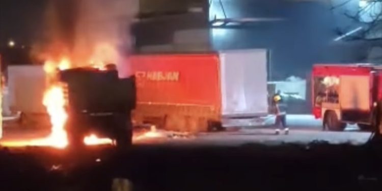 Novi požar u industrijskoj zoni u Novom Pazaru: Gori kamion VIDEO