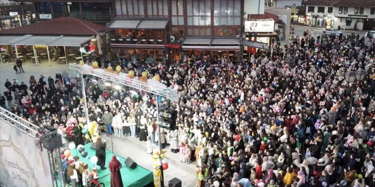Novi Pazar: Treću godinu hiljade mališana sa roditeljima na trg dočekuje Ramazan