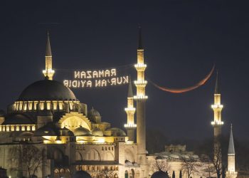 Polumjesec nad Sulejmanijom označio početak ramazana u Istanbulu