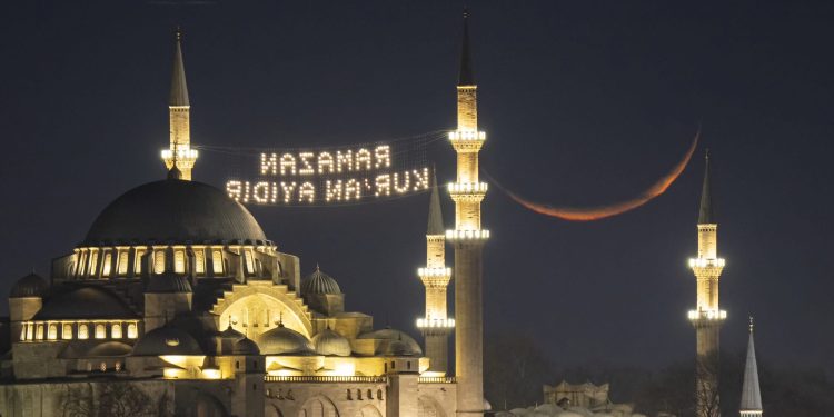 Polumjesec nad Sulejmanijom označio početak ramazana u Istanbulu