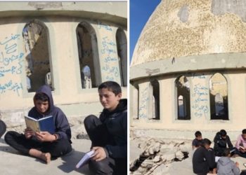 Palestinska djeca u ruševinama džamije čekaju iftar uz učenje Kur’ana