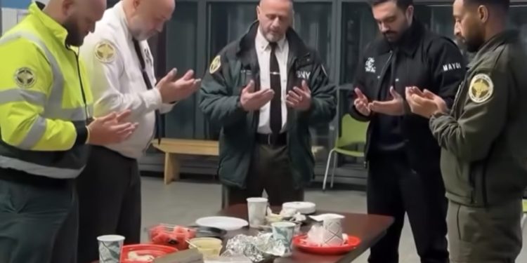 Gradonačelnik  Njujorka na sehuru sa pripadnicima dežurnih službi VIDEO