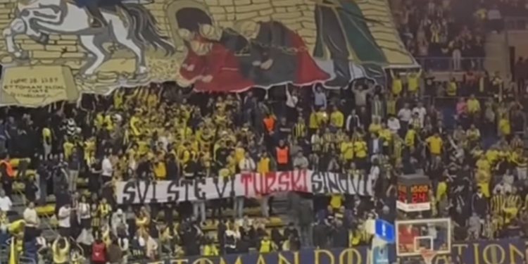 Poruka navijača Fenerbahčea  na utakmici sa Partizanom: Svi ste vi turski sinovi VIDEO