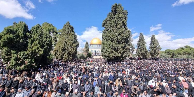 Skoro 100.000 vjernika na džumi u džamiji Al-Aksa uprkos preprekama i ograničenjima