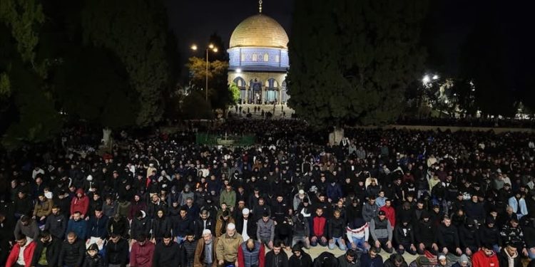Oko 100.000 vjernika sinoć u džamiji Al-Aksa na teravih i noćnom namazu povodom Lejletul-kadra