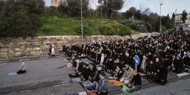 Muslimani u Jerusalimu klanjali Bajram na ulicama: Prvi put Al Aksa zatvorena od 1967. godine