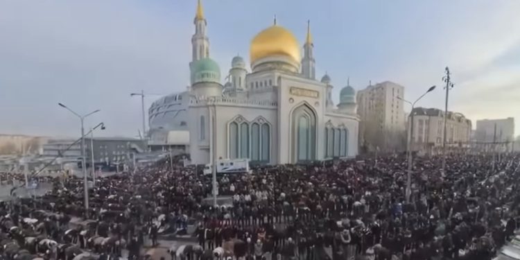 Centralna džamija i dvorište oko nje u Moskvi prepuni na Bajram namazu VIDEO