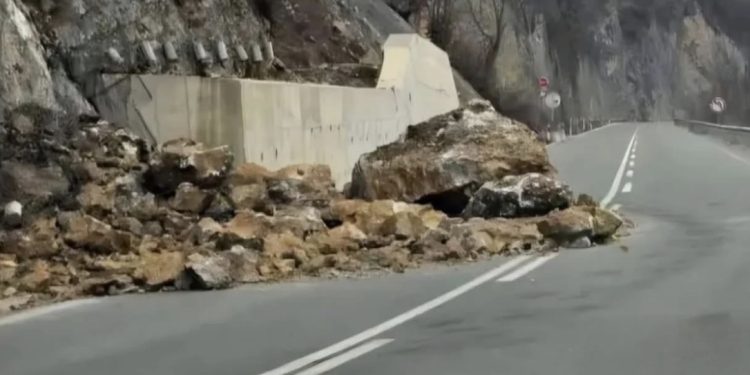 ODRON NA PUTU ROŽAJE – BAĆ, VIZAČIMA SE SAVJETUJE POVEĆANI OPREZ
