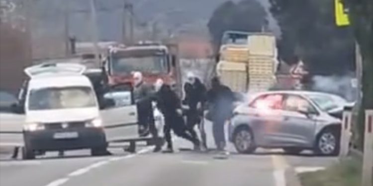 Brutalan napad navijača u BiH: Razbili automobil palicama pa ubacili baklje unutar VIDEO