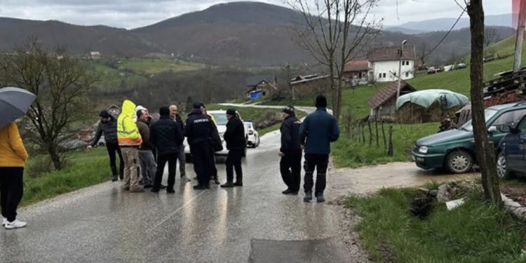 Građani Rogozne ponovo blokirali vozilo firme „Zlatna reka“, mještani svakodnevno patroliraju