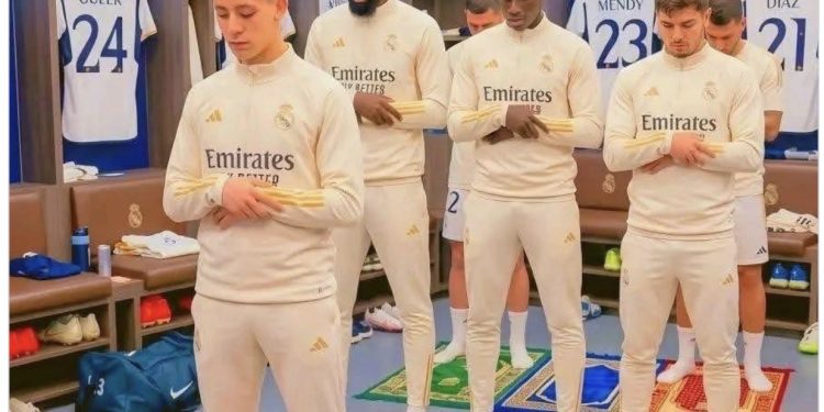 Slika iz svlačionice Real Madrida – trenutak vjere i zajedništva: Arda Guler predvodi namaz