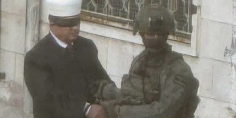 Hebron – hapšenje šejha Hatema al-Bakrija u Islamskom centru od strane izraelskih okupatora