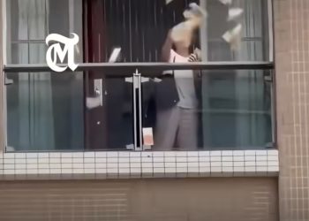 Zbog svađe sa suprugom bacila preko 160.000 dolara sa terase, građani se otimali VIDEO