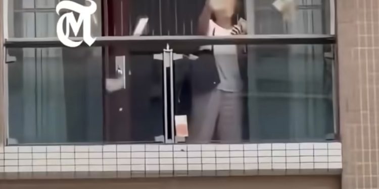 Zbog svađe sa suprugom bacila preko 160.000 dolara sa terase, građani se otimali VIDEO