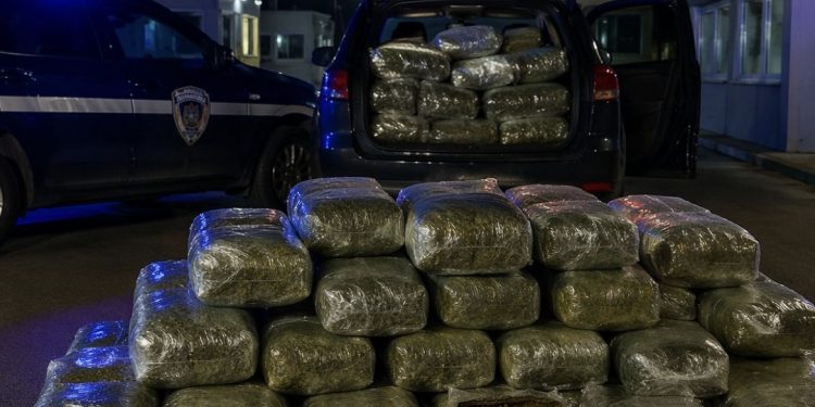 Na graničnom prelazu zaplijenjeno 100 kilograma marihuane, vozač kamiona A.S. iz Novog Pazara
