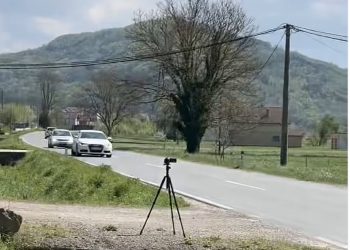 Smirio vozače lažnim radarom, postavio kameru pored puta gdje se vozilo preko 150 km/h