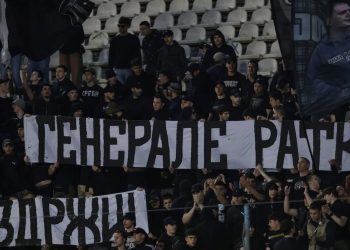 Sraman transparent navijača Partizana u Beogradu osuđenom ratnom zločincu: “Generale Ratko, izdrži”