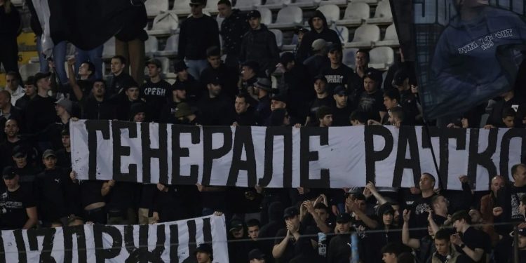 Sraman transparent navijača Partizana u Beogradu osuđenom ratnom zločincu: “Generale Ratko, izdrži”