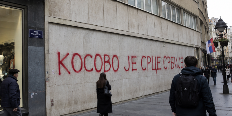 Nacional-šovinizam u Beogradu: Negiranje genocida i nezavisnosti Kosova, grafiti na zgradama