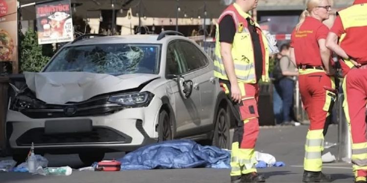 Tragedija u Lajpcig: Automobilom uleteo u masu, dvoje mrtvih i više povređenih