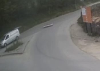 Priboj: Metvački sanduk sa pokojnikom ispao iz kombija, prolaznici u šoku VIDEO
