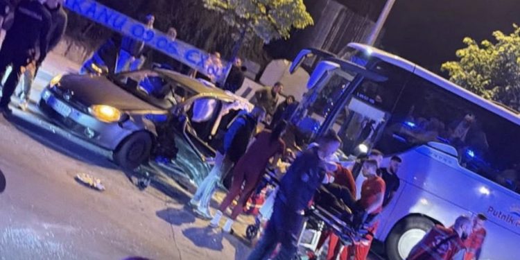 Saobraćajna nesreća kod UKRASA u Novom Pazaru, učestvovali civilno policijsko vozilo i autobus