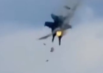 Sudar dva američka ratna vojna aviona, eksplozija i gust dim