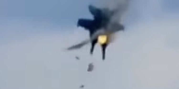 Sudar dva američka ratna vojna aviona, eksplozija i gust dim