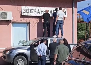 ZVEČAN: Kosovske vlasti preuzele objekat železničke stanice, uklonjena ćirilična tabla i postavljena zastava Kosova