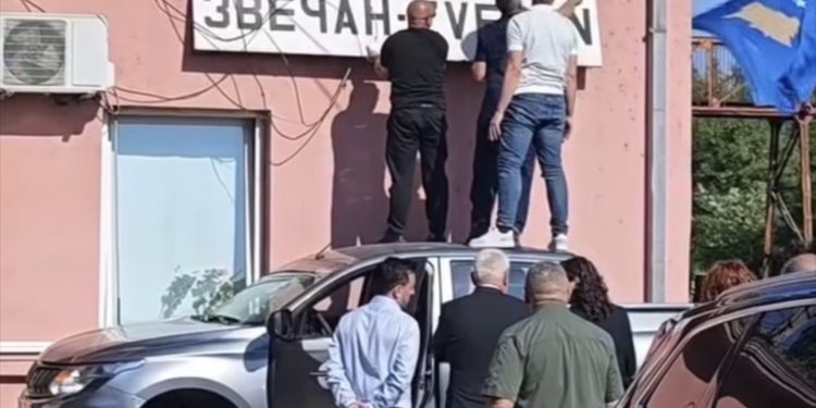 ZVEČAN: Kosovske vlasti preuzele objekat železničke stanice, uklonjena ćirilična tabla i postavljena zastava Kosova