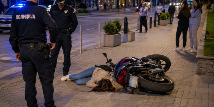 TEŠKA NESREĆA U SJENICI: Motociklista naletio na djevojku na trotoaru, zadobila teške povrede