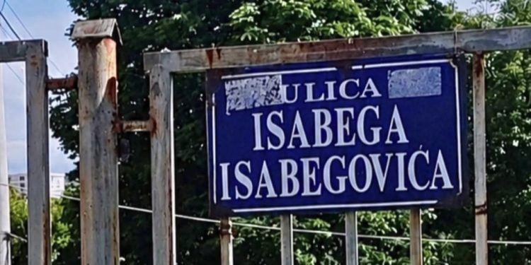Tabla sa nazivom ulice Isa-Bega Isabegovića  u Novom Pazaru izazvala razočarenje: “Ko je ovaj lik”