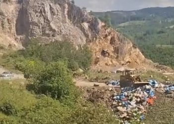 Opština Sjenica formira novu deponiju nedaleko od stare, snimak kamiona koji kipuju smeće