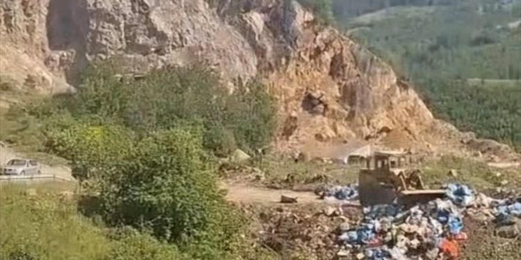 Opština Sjenica formira novu deponiju nedaleko od stare, snimak kamiona koji kipuju smeće