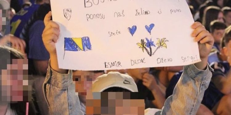DIRLJIVA PORUKA DJEČAKA IZ NOVOG PAZARA:  TransparentoM osvojio srca navijača Bosne i Hercegovine