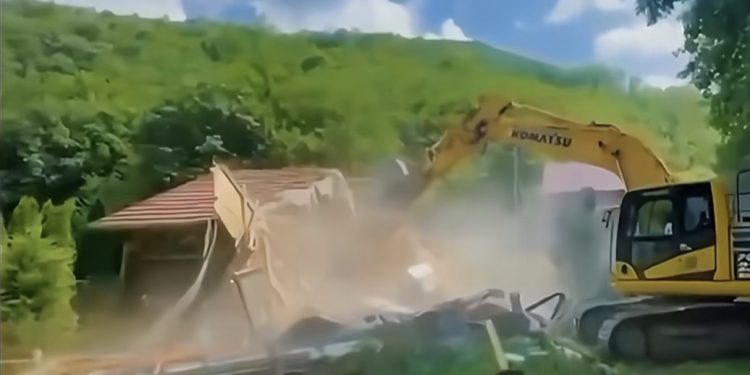 BAGERI UŠLI NA GAZIVODE: Počelo uklanjanje bespravno izgrađenih vikendica, tenzije na terenu