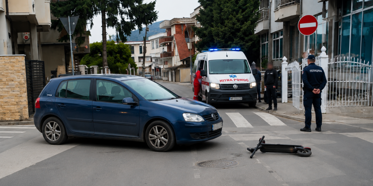 Automobil udario električni trotinet na raskrsnici u Novom Pazaru, jedna osoba povrijeđena