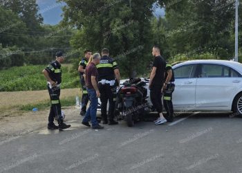 Teška saobraćajna nesreća u Novom Pazaru: Motocikl udario u Mercedes, povrijeđena dva maloljetnika