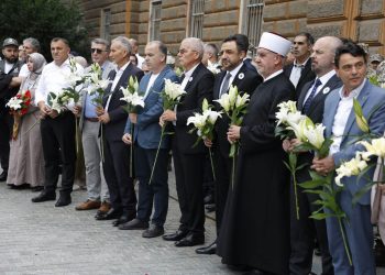 Kolona s tabutima žrtava genocida stigla u Sarajevo: Građani odali počast pred put ka Potočarima