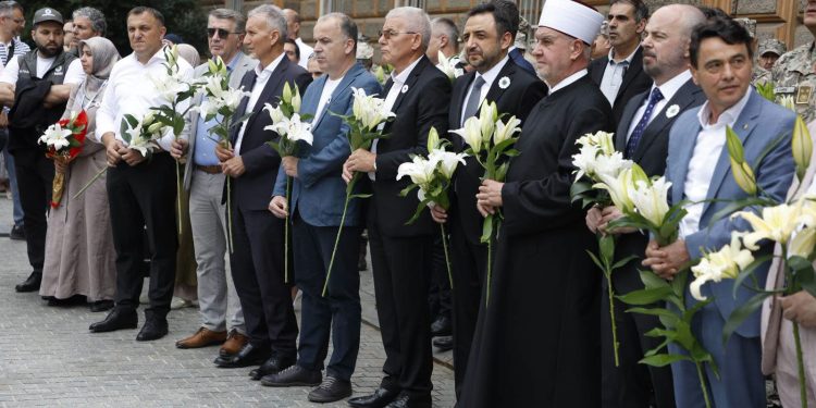 Kolona s tabutima žrtava genocida stigla u Sarajevo: Građani odali počast pred put ka Potočarima