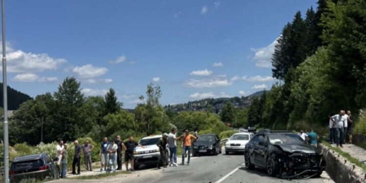 Težak udes kod Rožaja: Sudar dva automobila i motocikla, tri osobe povrijeđene