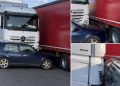 Automobil ostao zaglavljen između dva kamiona: Udes na Kosovu, među učesnicima i kamion iz Novog Pazara