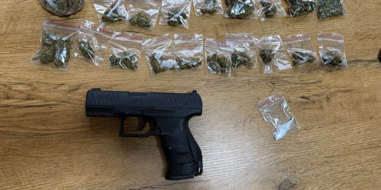 Akcija policije u Novom Pazaru: Uhapšen mladić, pronađeni droga i pištolj