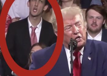Momak iza Trampa postao zvijezda tokom konferencije, rugao mu se i oponašao VIDEO